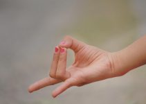 The Benefits of Apana Mudra and How to Do It in Yoga