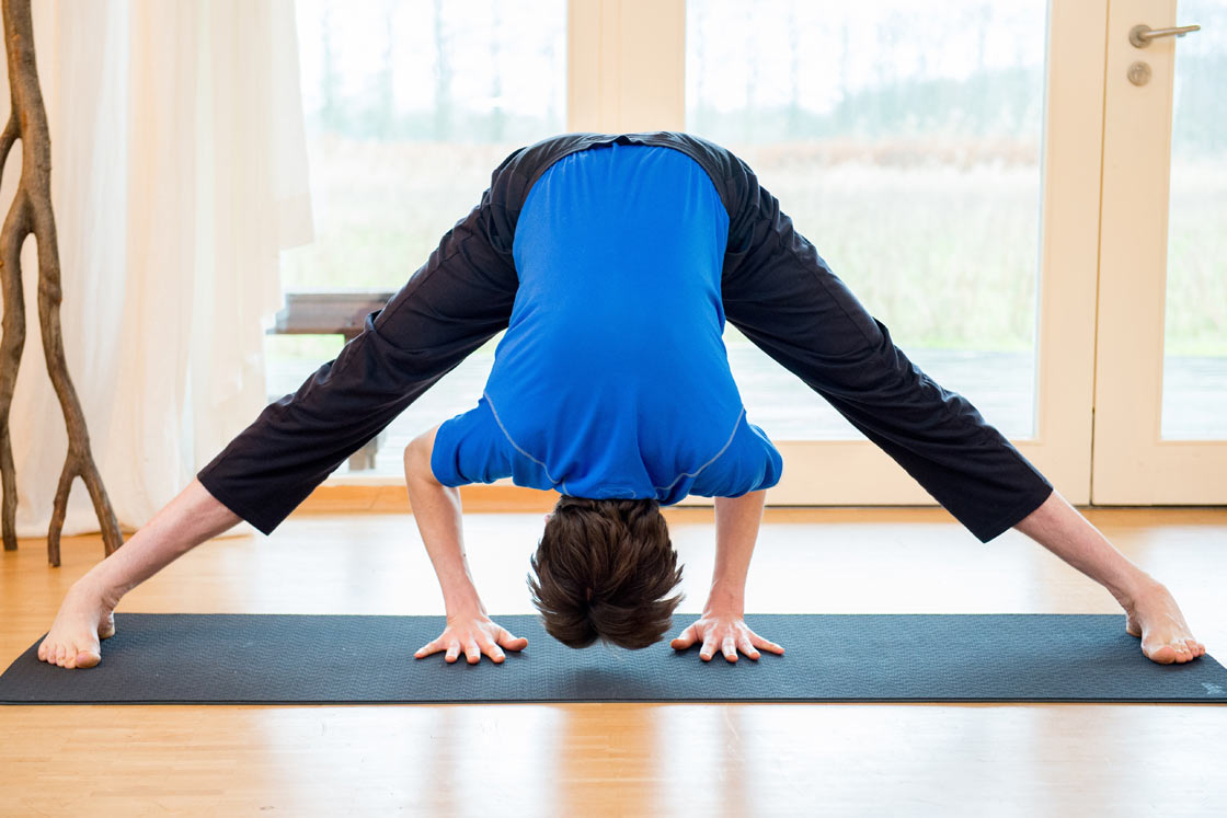 High angle view of woman in wide angle yoga pose (77280711) - 게티이미지뱅크