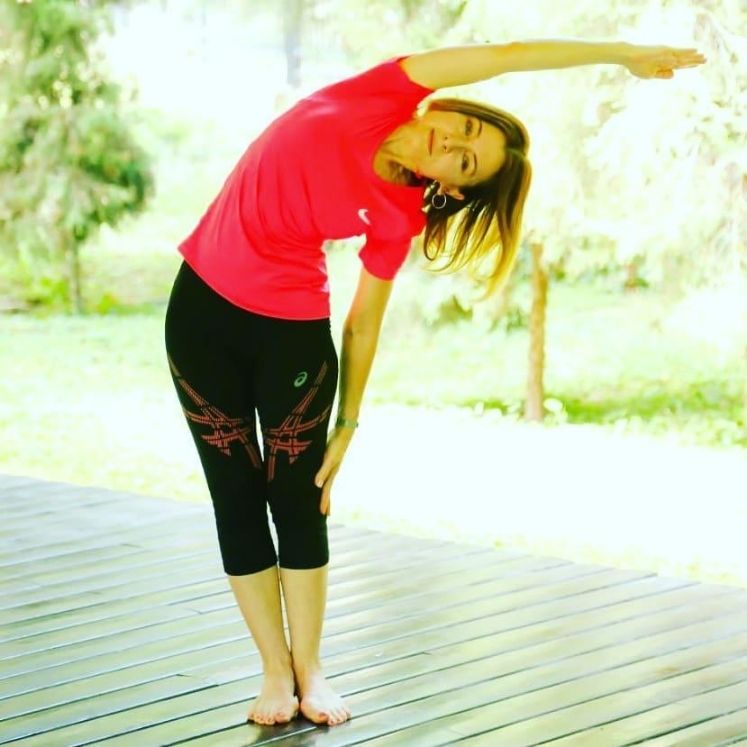 Ardha kati chakrasana