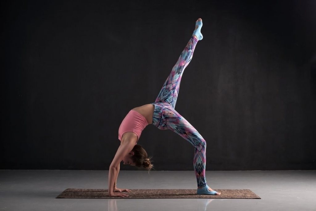 Chakrasana variation eka pada urdhva dhanurasana