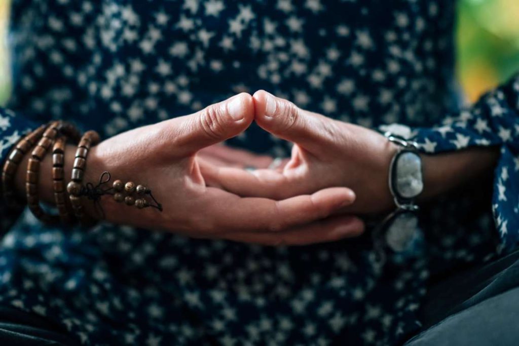 how to do dhyana mudra