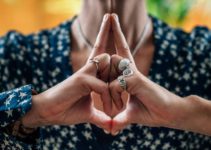 Kalesvara Mudra: Meaning, How to Do, Benefits