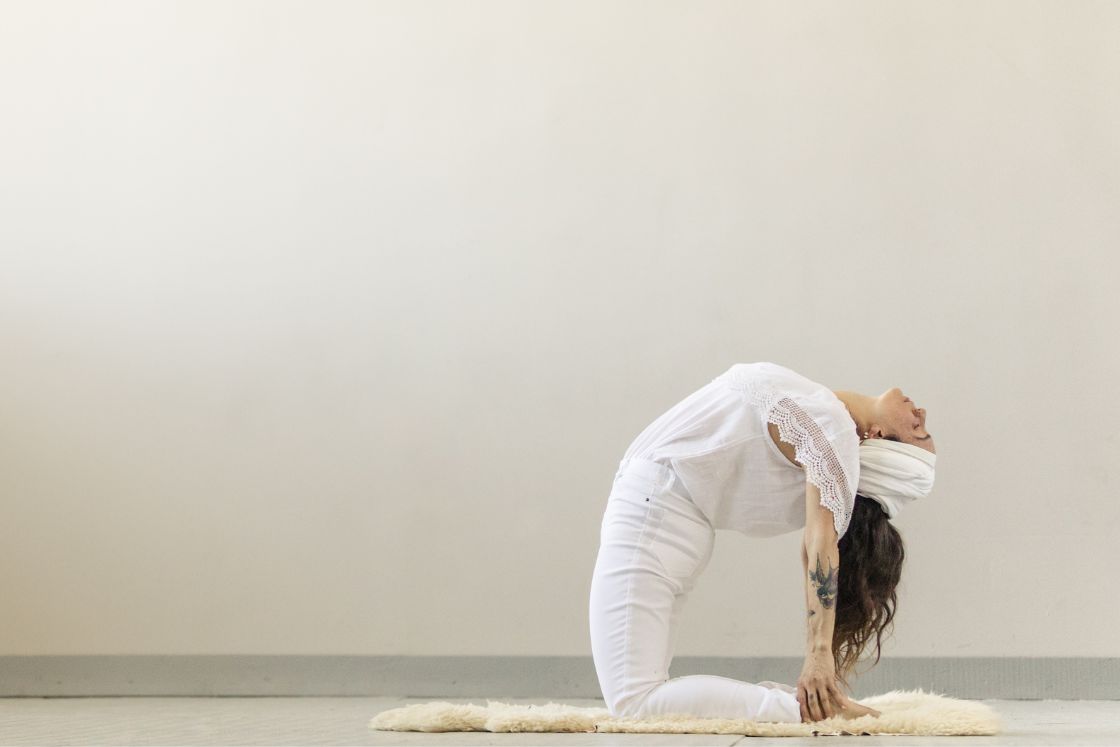 https://www.fitsri.com/wp-content/uploads/2022/09/ustrasana-kundalini-yoga-pose.jpg